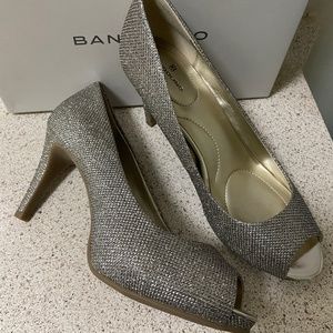 Women’s BANDOLINO Peep Toe Pump, Size 8.5
